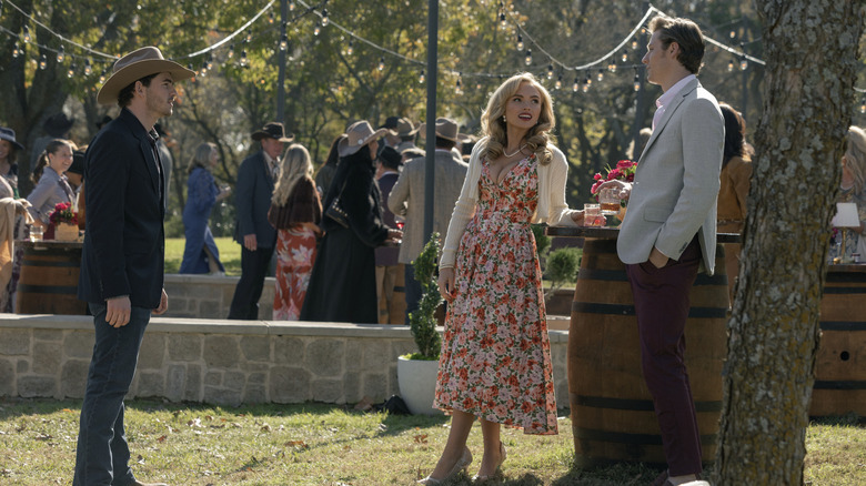 Carter Green de Finn Little se tient en face d'Oreana Lynn Jackson de Natalie Alyn Lind lors d'une fête en plein air à Dutton Ranch