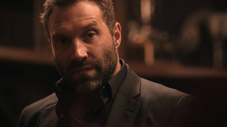 Rob-Will Jackson de Jai Courtney a l'air intense en gros plan à Dutton Ranch