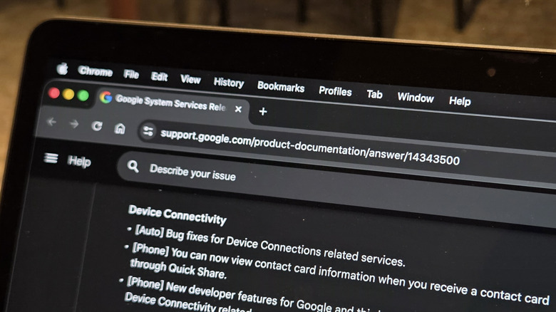 Un ordinateur portable affiche le dernier journal des modifications pour les services Google Play