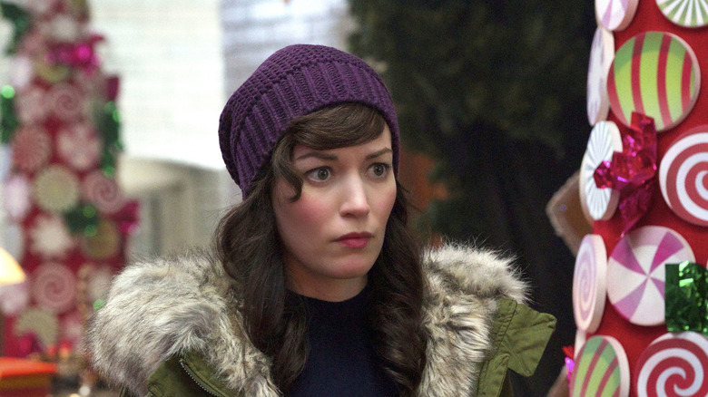 Liz a l'air surprise avec un chapeau violet sur Man Seeking Woman