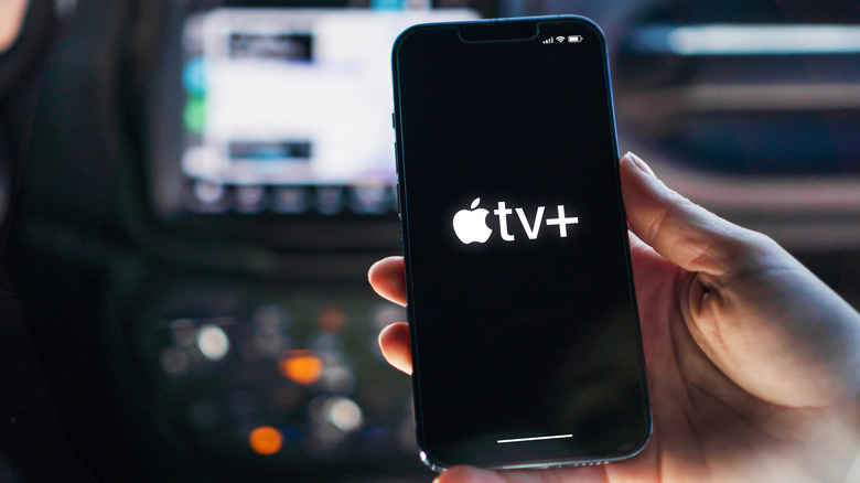 Personne utilisant Apple TV sur un iPhone dans une voiture