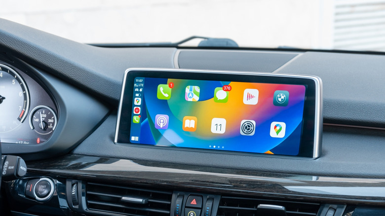 Interface Apple CarPlay sur l'écran d'infodivertissement d'une voiture