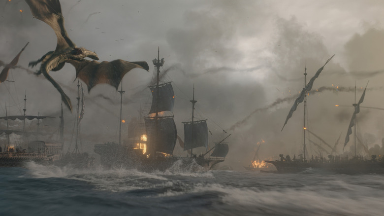 Un dragon vole au-dessus d'un océan rempli de navires de guerre dans House of the Dragon