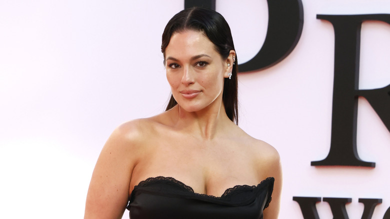 Ashley Graham dans un haut noir sans bretelles