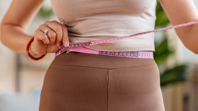 Femme mesurant le tour de taille