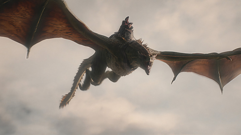 Jace et Vermax plongent pendant la bataille de l'œsophage dans La Maison du Dragon