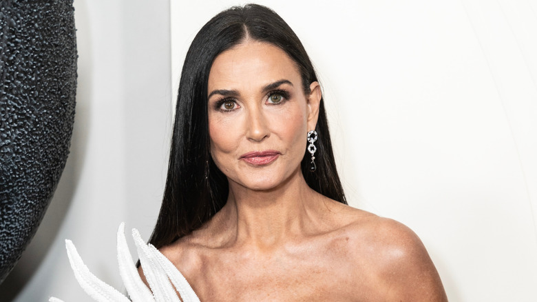 Demi Moore éblouit dans une robe de cour sur le tapis rouge