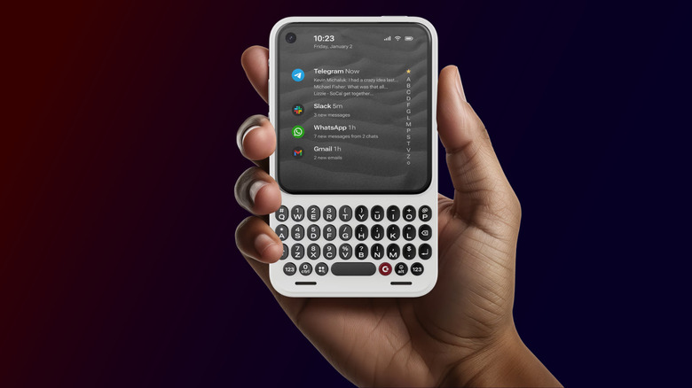 Personne détenant le smartphone Clicks Communicator