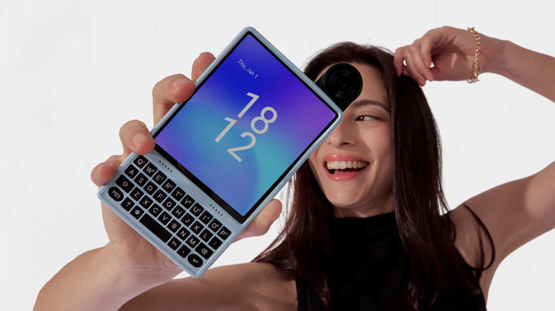 Femme tenant l'Ikko Mind One Pro avec l'étui à clipser