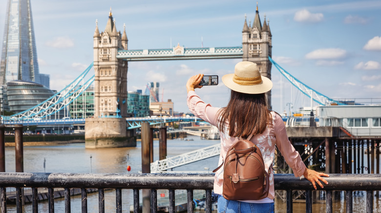 Une femme prenant des photos du célèbre Tower Bridge à Londres, en Angleterre.