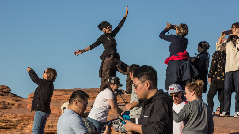 Des milliers de visiteurs du week-end affluent pour admirer l'insolite Horseshoe Bend du fleuve Colorado, dans le parc national du Grand Canyon.