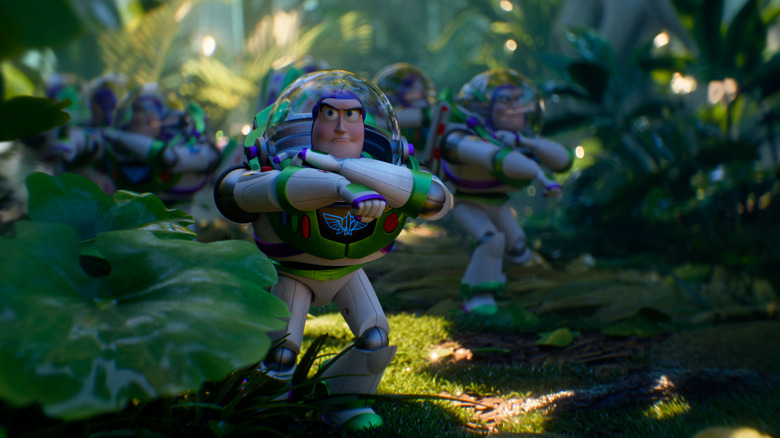 Une armée de Buzz l'Éclair marchant dans la verdure dans Toy Story 5