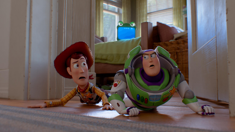 Woody et Buzz rampent sur le sol dans Toy Story 5