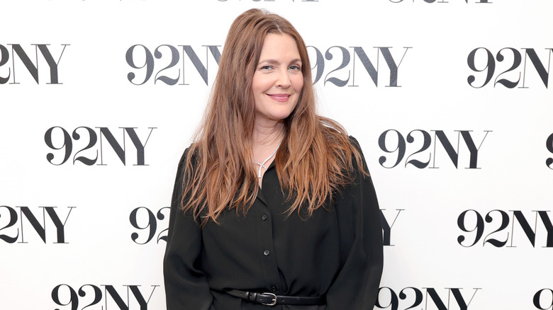 Drew Barrymore porte du noir sur le tapis rouge de 92NY