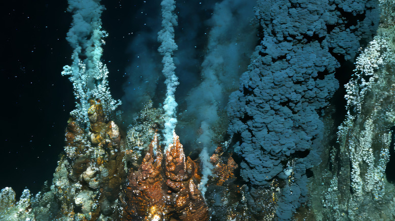 Des panaches sombres s'élevant des sources hydrothermales au fond des océans de la Terre