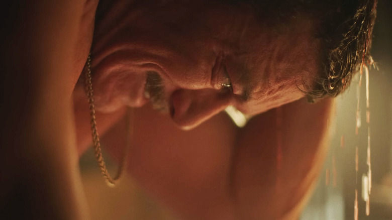 Luke Evans Adam baisse les yeux alors que de l'eau coule de sa tête sous 5 livres de pression