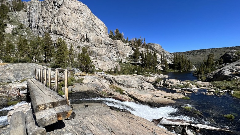 Pont en bois sur le sentier menant au lac des Mille-Îles