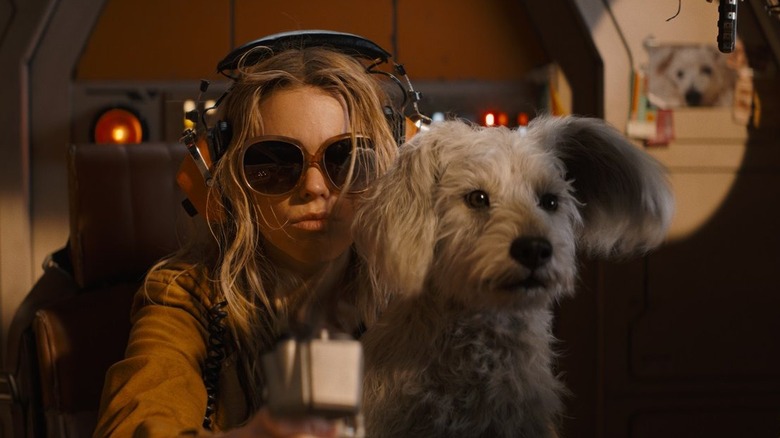 Milly Alcock dans le rôle de Supergirl avec Krypto dans Supergirl (2026)