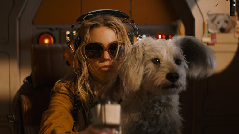 Milly Alcock dans le rôle de Supergirl avec Krypto sur ses genoux dans Supergirl (2026)