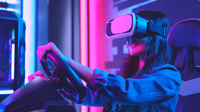 Femme appréciant le jeu VR