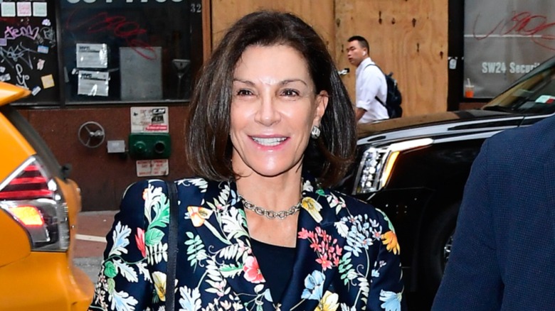 Une photo d'Hilary Farr avec une coupe de cheveux au carré