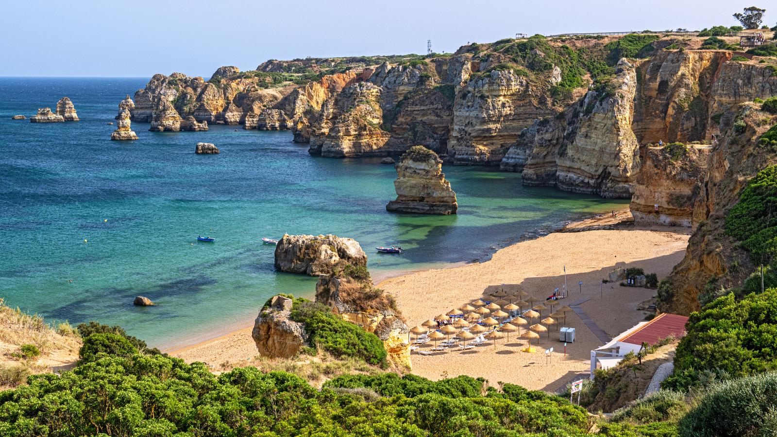 Pourquoi le Portugal a dû déplacer 2 millions de tonnes de sable pour sauver son haut lieu touristique