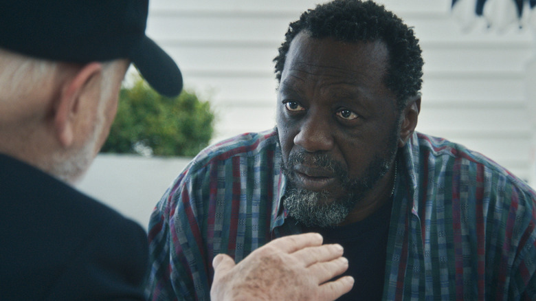 Albert parle à Ebra dans The Bear Saison 4