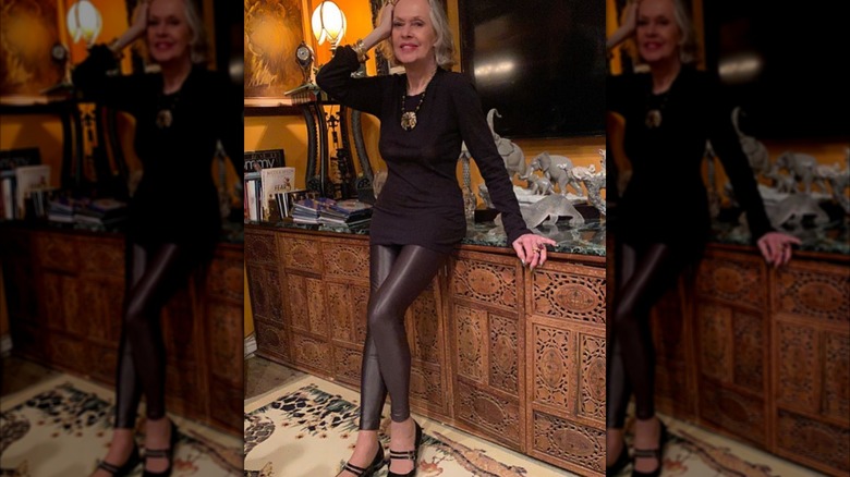 Tippi Hedren prend la pose dans des leggings en cuir et une mini-robe