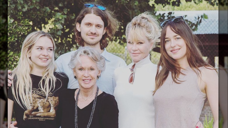 Melanie Griffith pose lors d'une sortie en plein air avec sa mère Tippi Hedren et ses enfants Dakota Johnson, Stella Banderas et Alex Bauer.