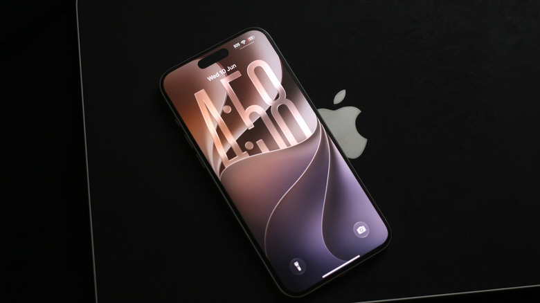 iPhone avec le nouveau fond d'écran iOS 27
