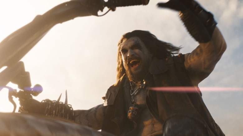 Lobo est un cavalier facile qui adore rouler dans Supergirl