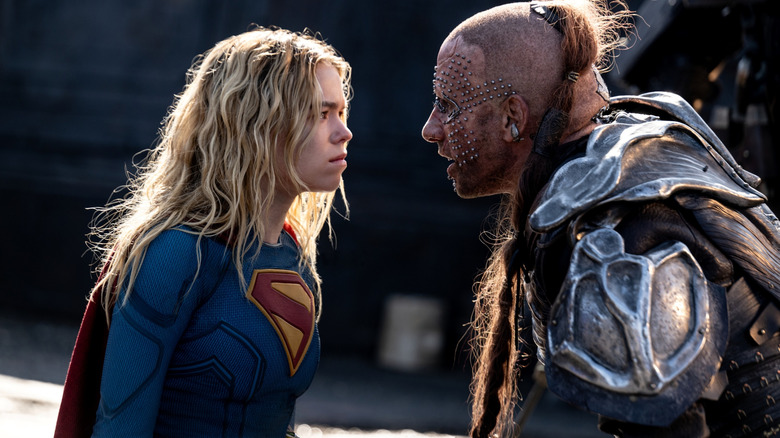 Milly Alcock dans le rôle de Supergirl portant sa tenue de super-héros et face à face avec Matthias Schoenaerts dans le rôle de Krem dans Supergirl