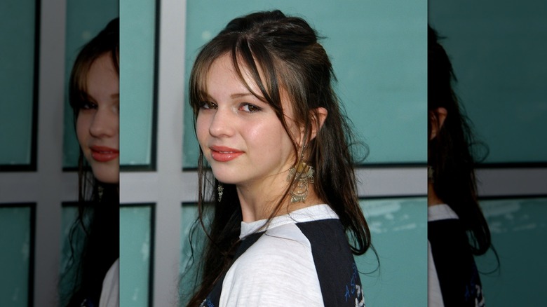 La jeune Amber Tamblyn sourit sur un tapis rouge en 2003
