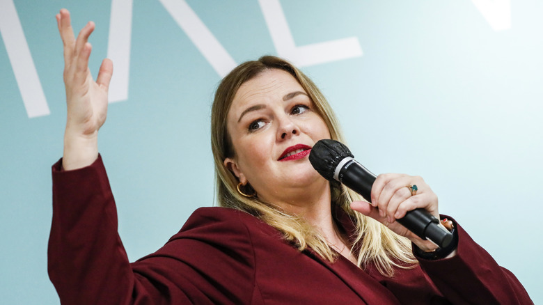 Amber Tamblyn prononçant un discours dans un microphone