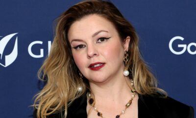 Amber Tamblyn accueille sa transformation de cheveux gris à bras ouverts