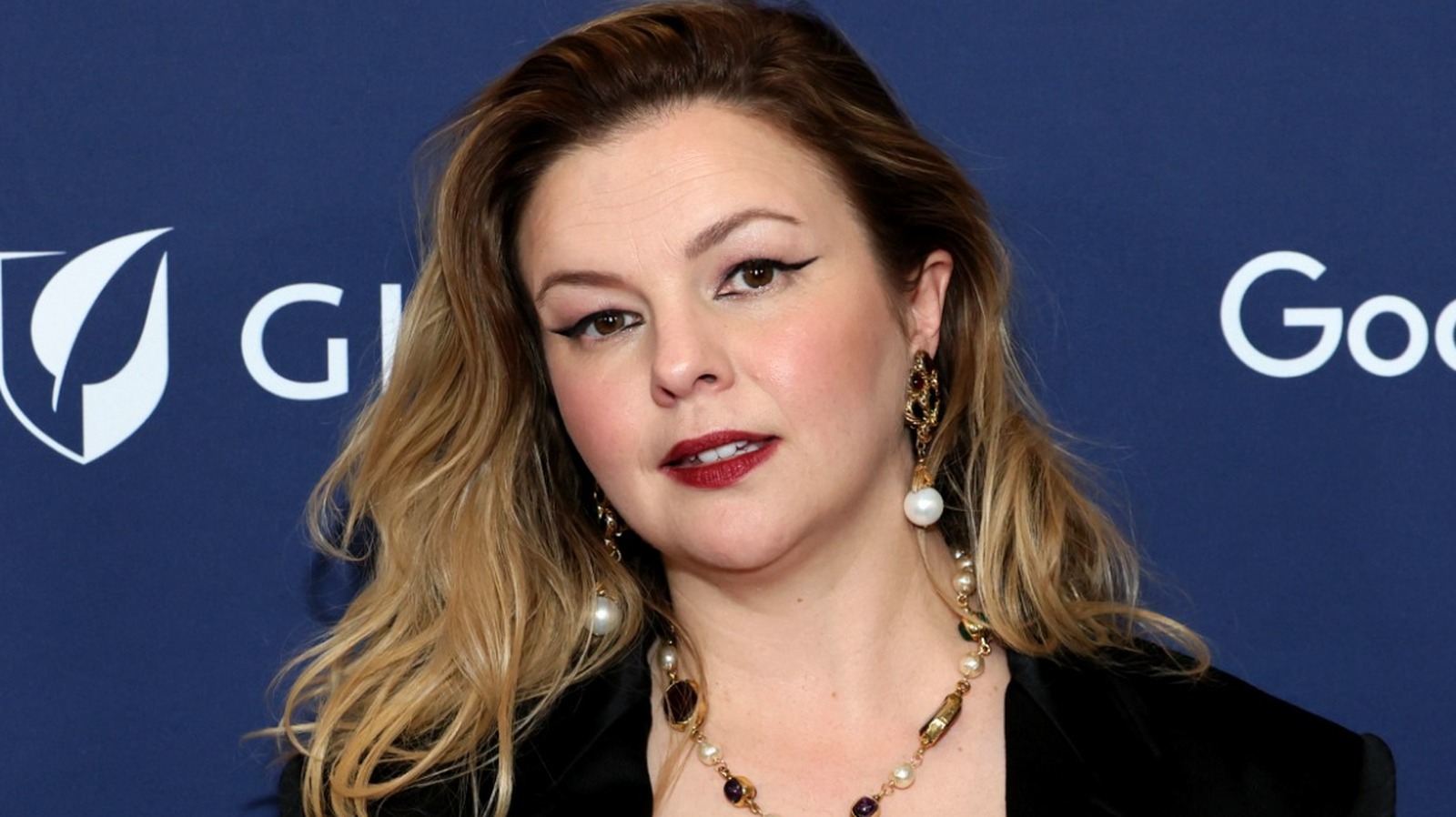 Amber Tamblyn accueille sa transformation de cheveux gris à bras ouverts