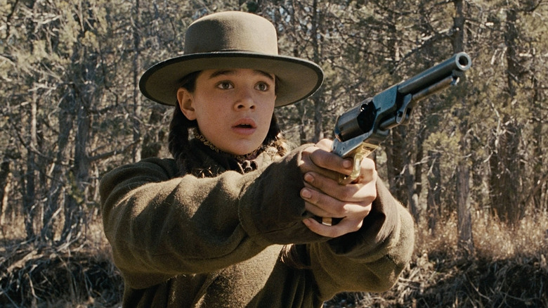 Hailee Steinfeld dans le rôle de Mattie Ross dans True Grit