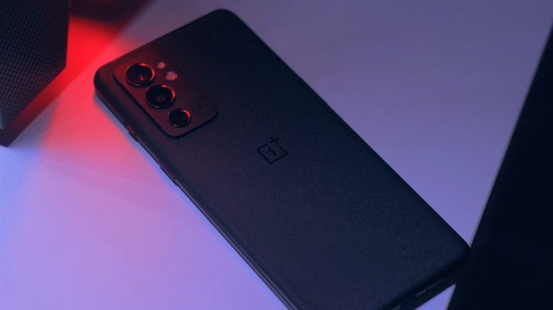 OnePlus 9RT sur un bureau