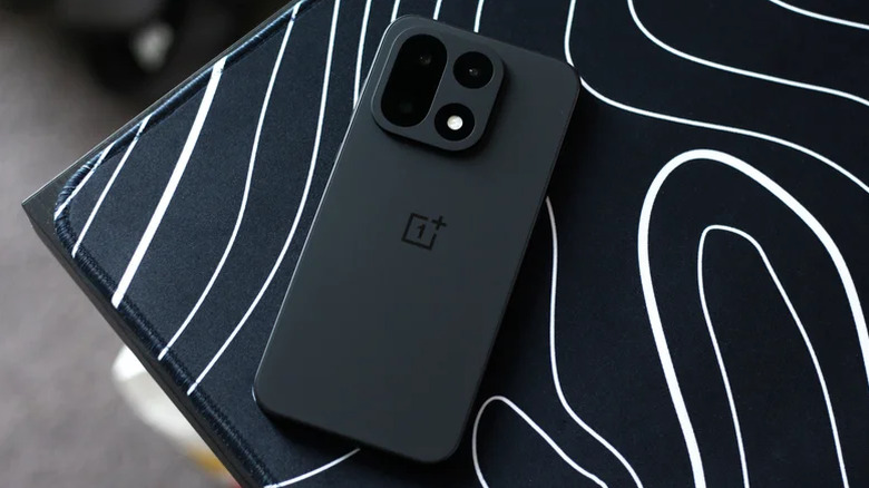 OnePlus 15 sur un bureau