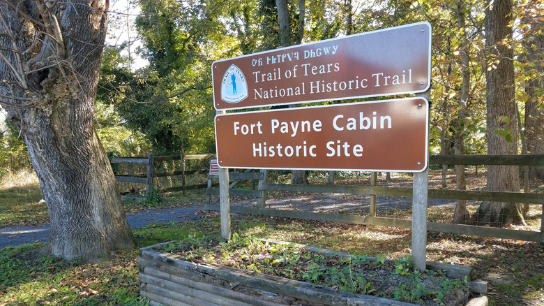 L'entrée du site historique de Fort Payne Cabin à Fort Payne en Alabama