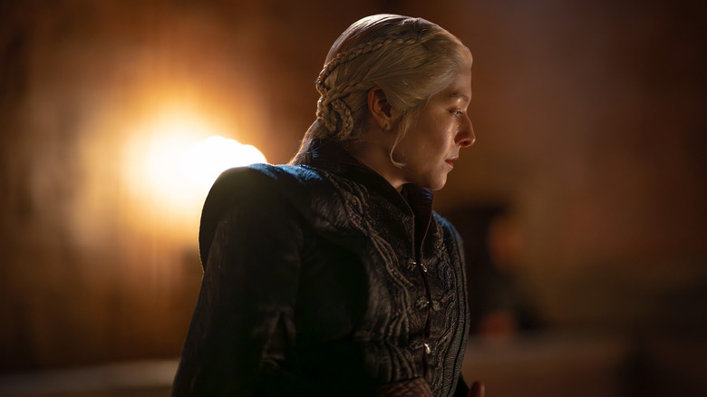 Rhaenyra a l'air perdue dans ses pensées dans House of the Dragon