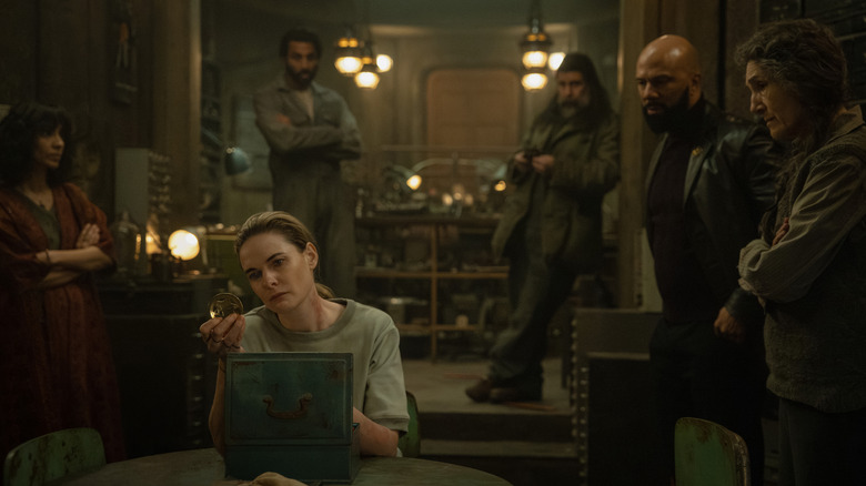 Juliette et ses amis du silo se réunissent dans l'atelier de Walk dans la saison 3 de Silo.