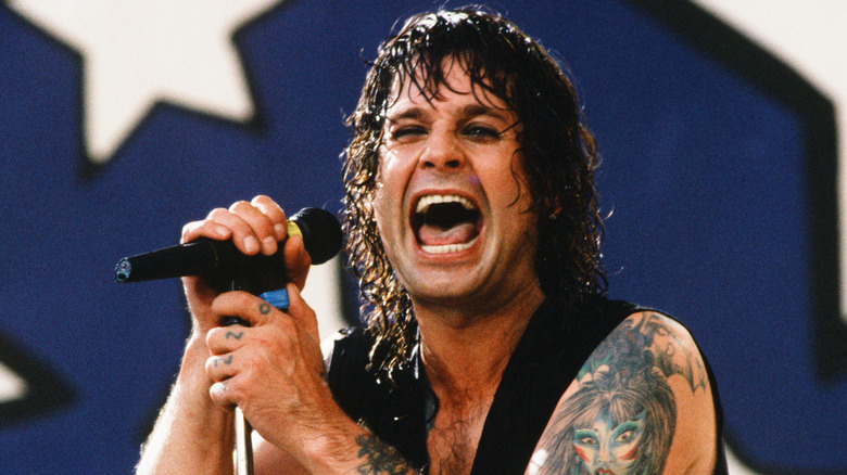 Ozzy Osbourne chantant devant un micro