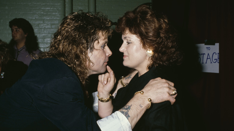 Ozzy Osbourne et Sharon Osbourne se regardent