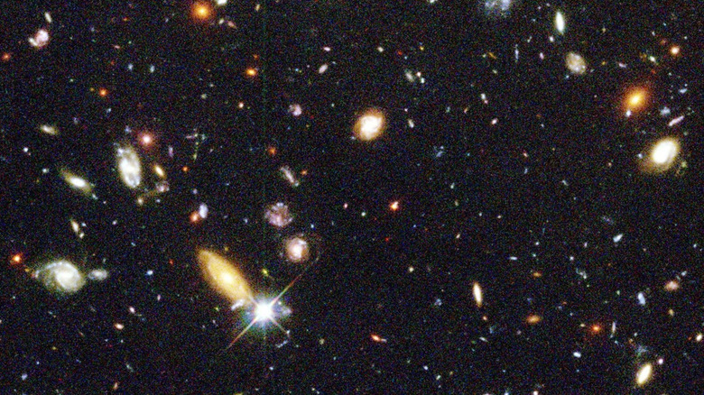 Vue du ciel profond de milliers de galaxies lointaines