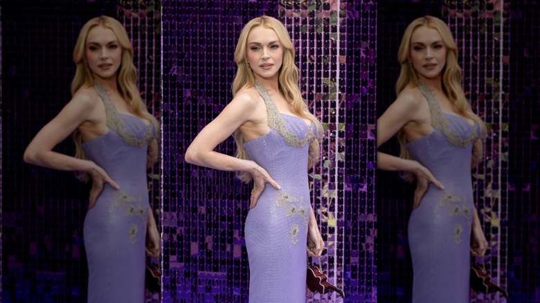 Lindsay Lohan posant avec une main sur la hanche