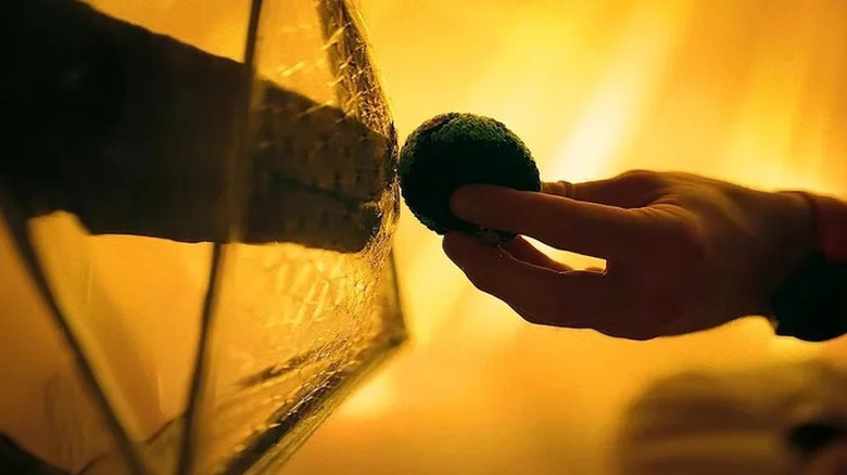 L'appendice de Rocky tend la main pour lui offrir un ballon dans le projet Hail Mary.