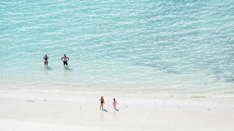 personnes bénéficiant d'une eau bleue immaculée