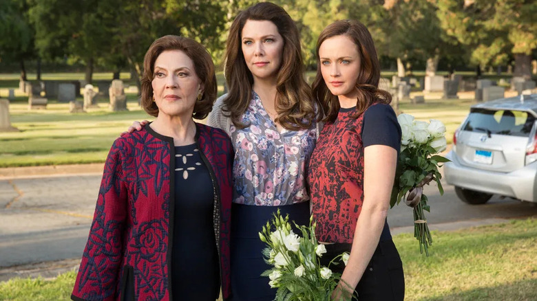 Emily Lorelai et Rory dans un cimetière dans Gilmore Girls : une année dans la vie