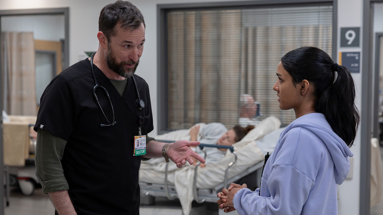 Robby et Javadi parlent aux urgences sur The Pitt